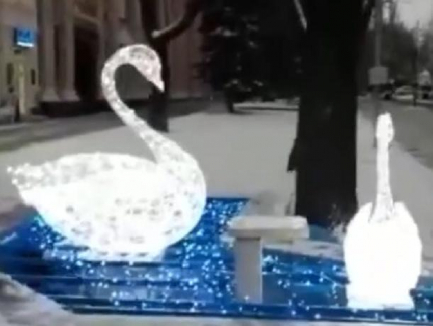 В ставропольском фонтане поселились электронные лебеди