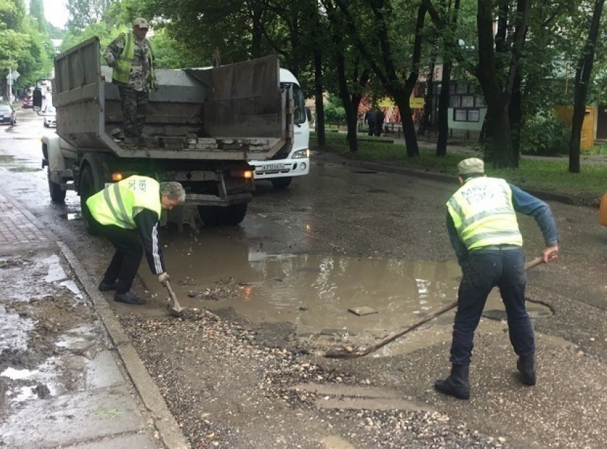 Заделывать дорожные ямы щебенкой и тротуарной плиткой решили на Ставрополье
