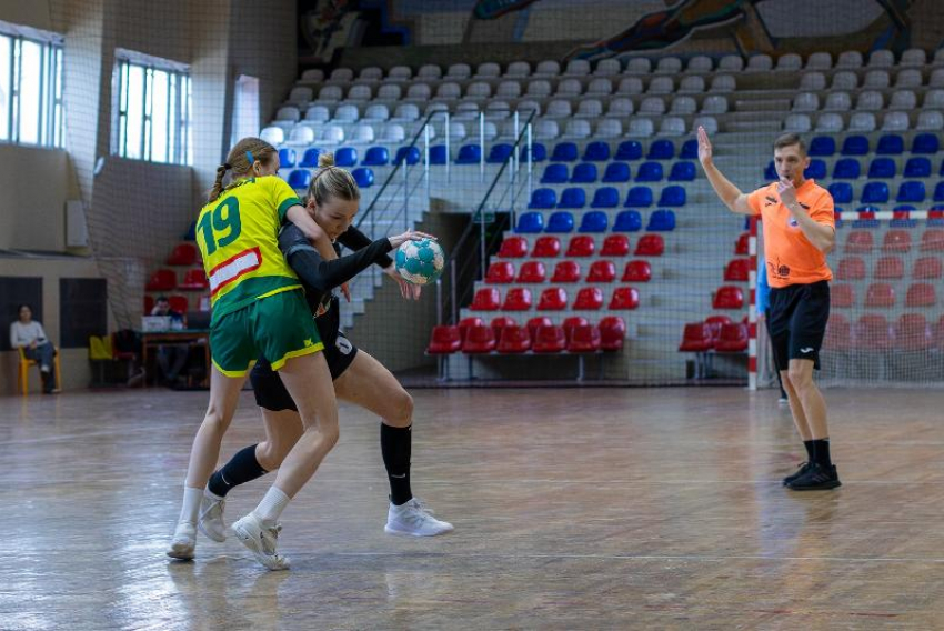 Мирное дерби: гандболистки «Ставрополья» в Краснодаре поделили очки с «академиками»