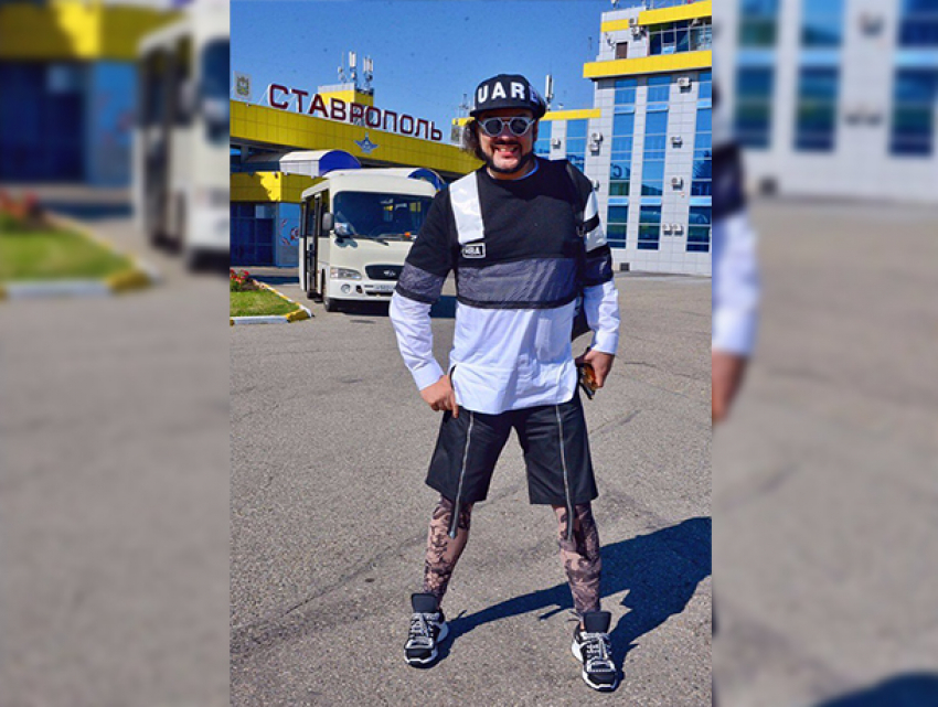"Узорчатые» ноги Филиппа Киркорова в аэропорту Ставрополя привели в замешательство поклонников певца