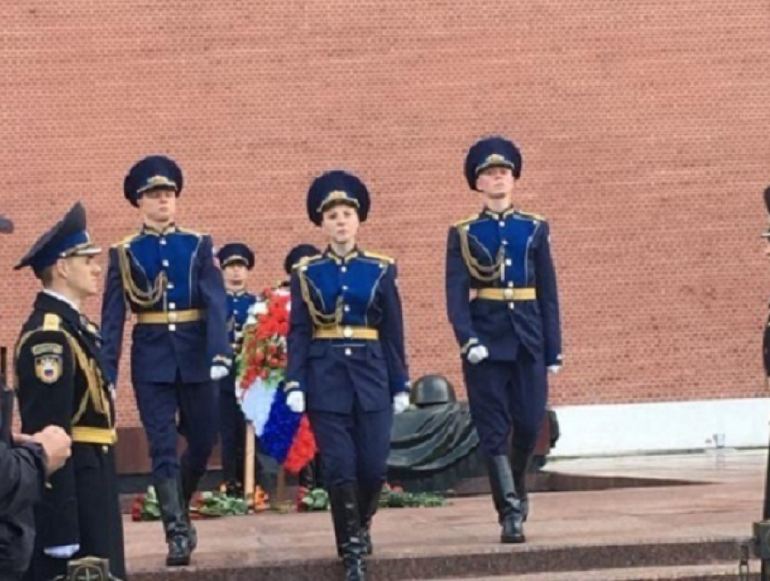  Школьники из Невинномысска приняли караул у Кремля в Москве
