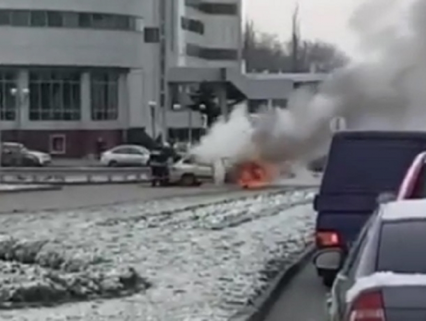 Охваченную огнем «четырнадцатую» сняли на видео на въезде в Минводы