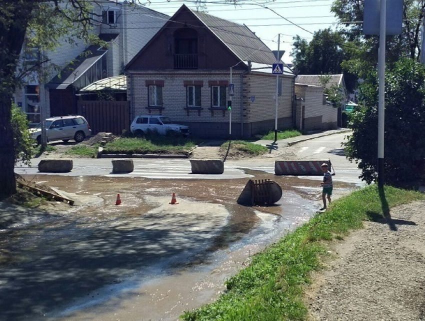 На Краснофлотской перекрыли движение из-за потопа на проезжей части в Ставрополе