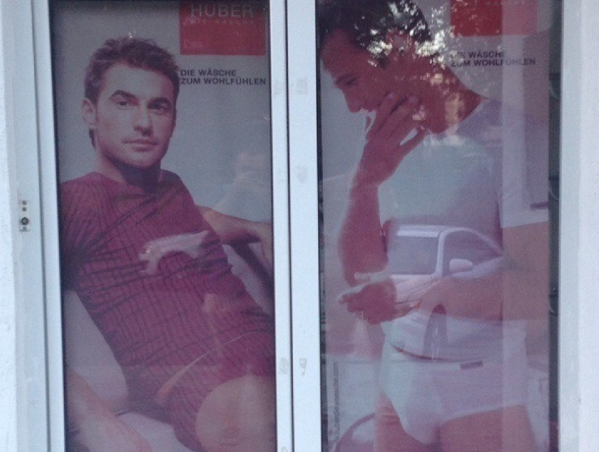 В гей-пропаганде заподозрили рекламный плакат с двумя молодыми мужчинами в трусах жители Ставрополя