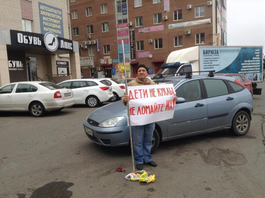 Ставропольский правозащитник устроил одиночный пикет из-за детского «стриптиза» на соревнованиях по танцам