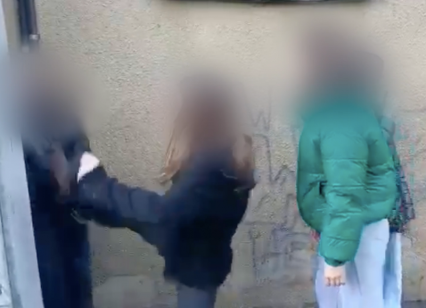 Ногой по животу, кулаком в лицо: малолетние школьницы в Ставрополе избили одноклассницу из-за мальчика