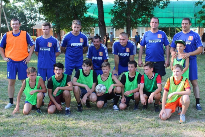 Полицейские провели футбольный матч с воспитанниками оздоровительного лагеря «Дружба» на Ставрополье