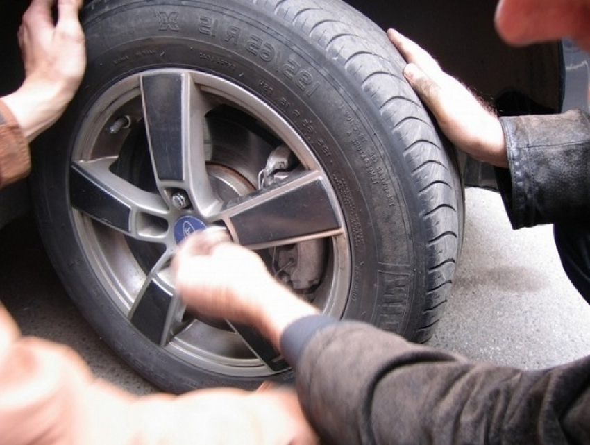 Напористый вор похитил с закрытой стоянки 5 шин на 90 тысяч рублей на Ставрополье