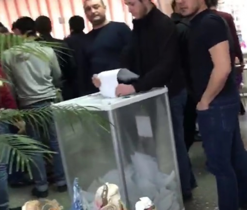 Группа молодых людей попыталась вбросить бюллетени на избирательном участке в Черкесске