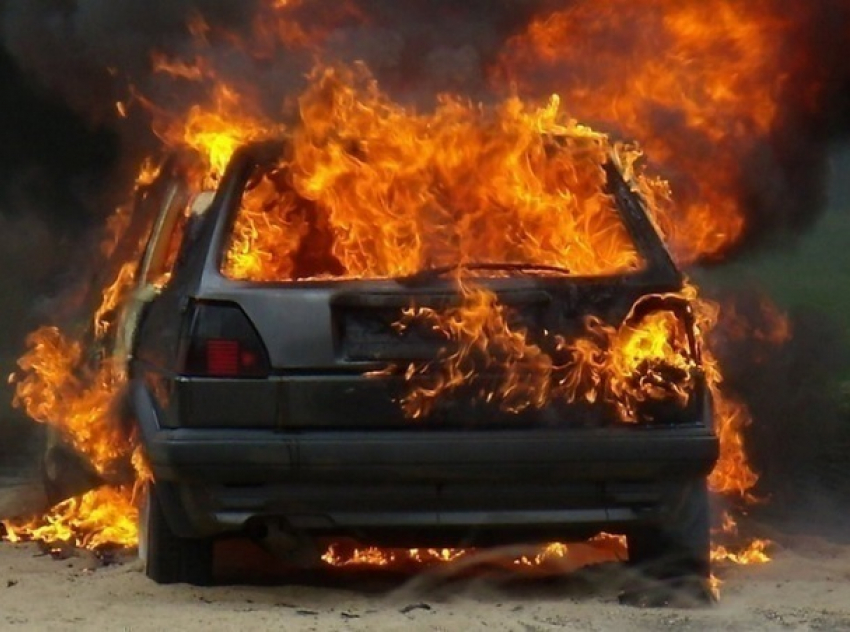 Грабители сожгли угнанный автомобиль на Ставрополье