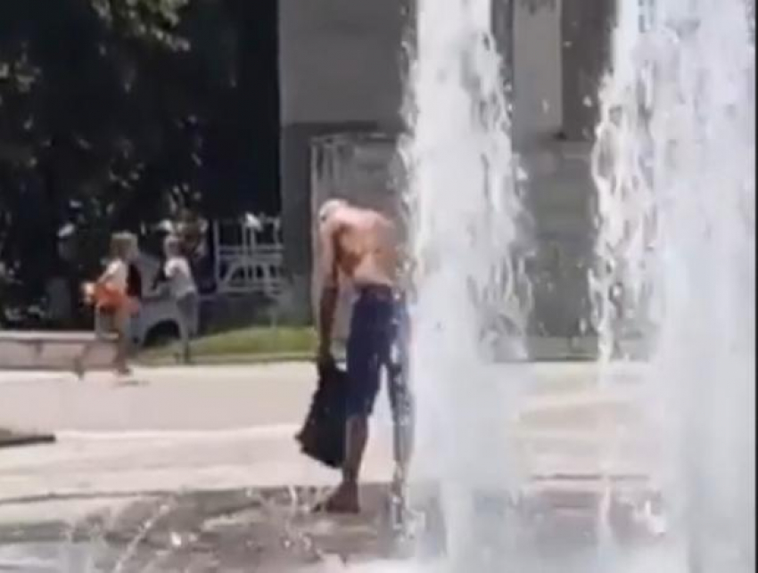 Жителей Пятигорска возмутил мужчина, стирающий вещи в фонтане