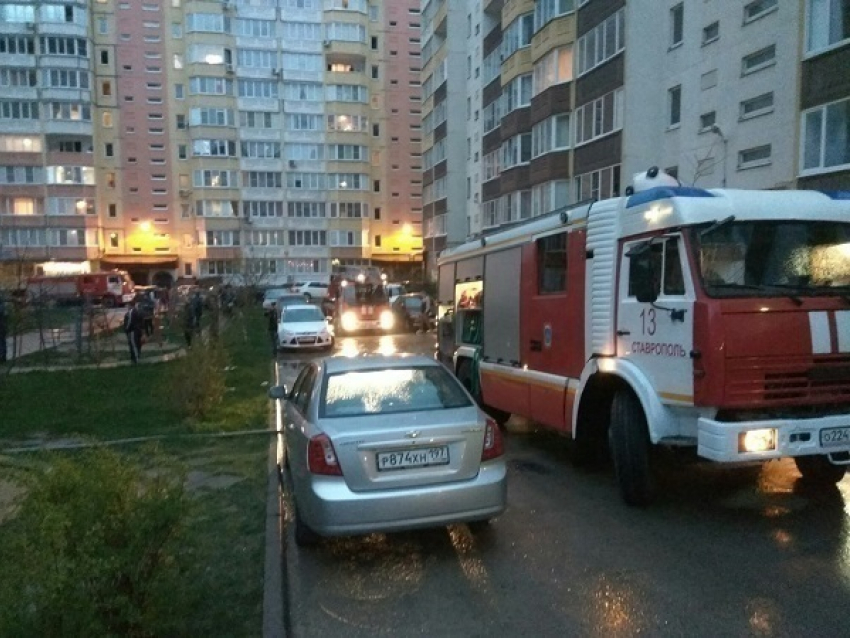 Семнадцать человек тушили пожар в квартире Ставрополя