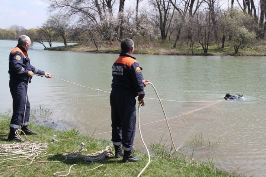 На КМВ спасатели достали утопленника из реки