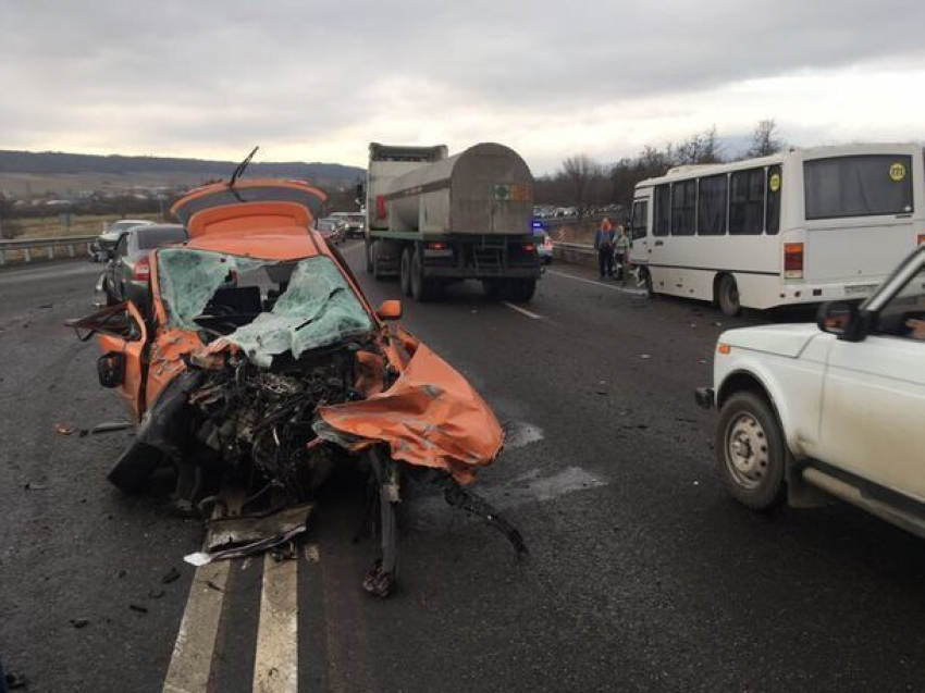 В лобовом столкновении «Тойоты-Марк» с рейсовым автобусом Минводы - Пятигорск пострадали дети