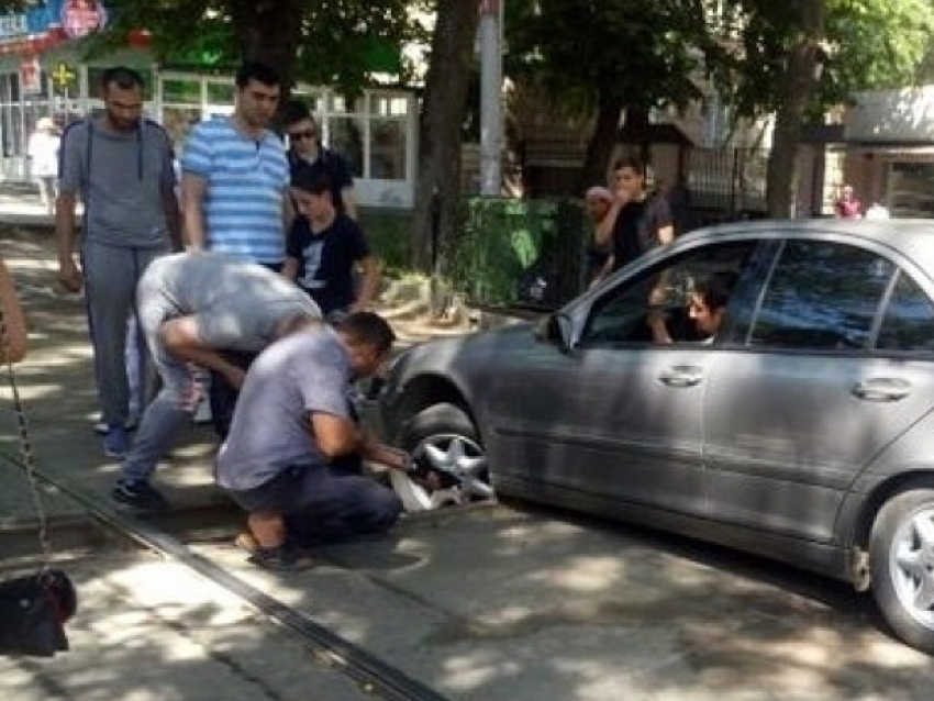 Коварная ловушка на проспекте Кирова в Пятигорске стала причиной сотен поломок авто