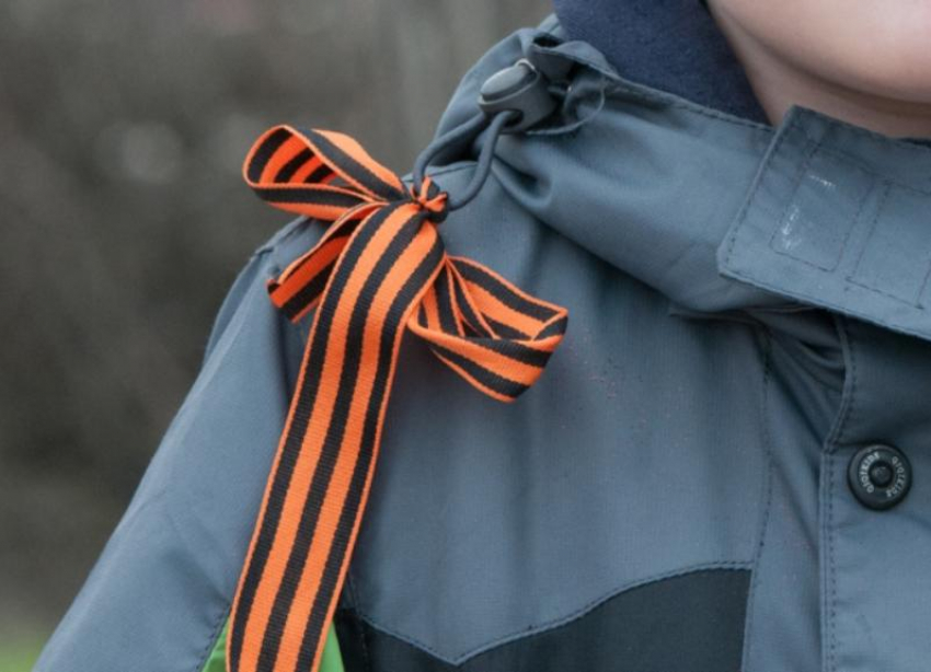 Минобр прокомментировал скандал с принудительным ношением Георгиевской ленты в школе Ставрополя 
