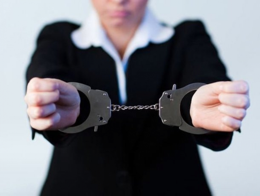 Новый скандал в минобре: бывшую директрису ставропольской школы обвиняют в хищении более 300 тысяч рублей