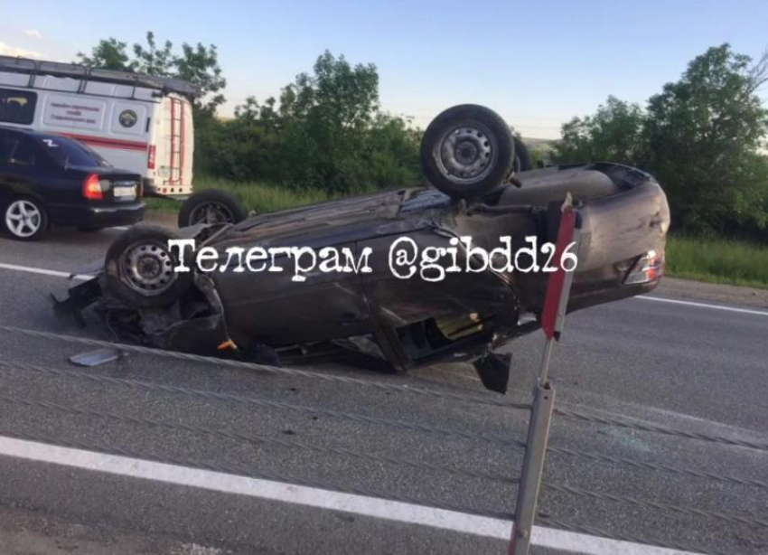 Мужчина погиб в в результате аварии с перевернутым авто на Ставрополье 