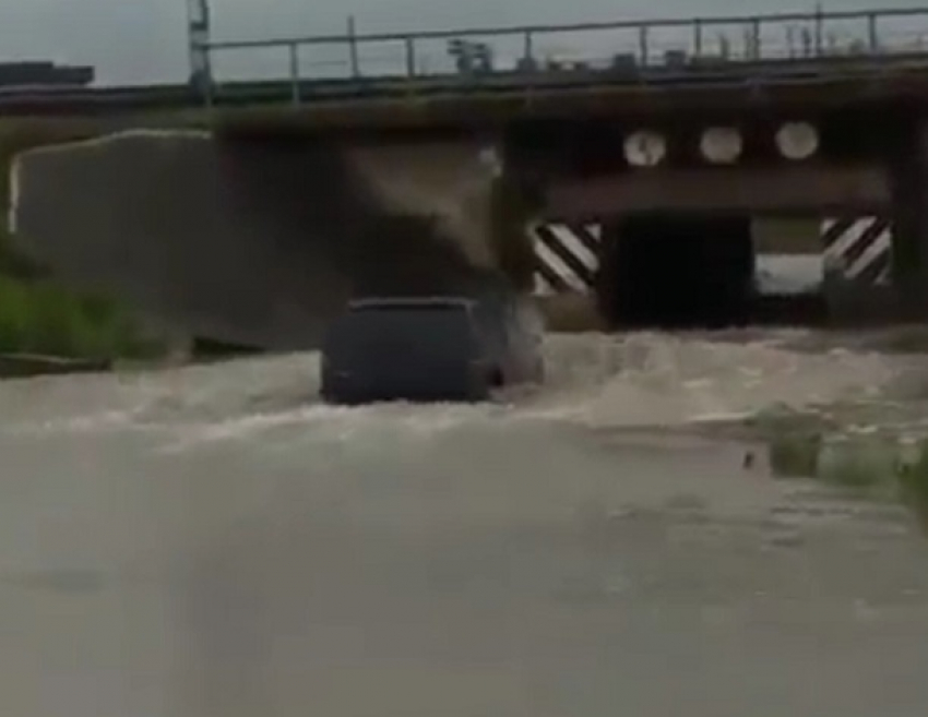 Водитель мощного внедорожника проиграл битву с бурлящими потоками воды под мостом в Невинномысске 