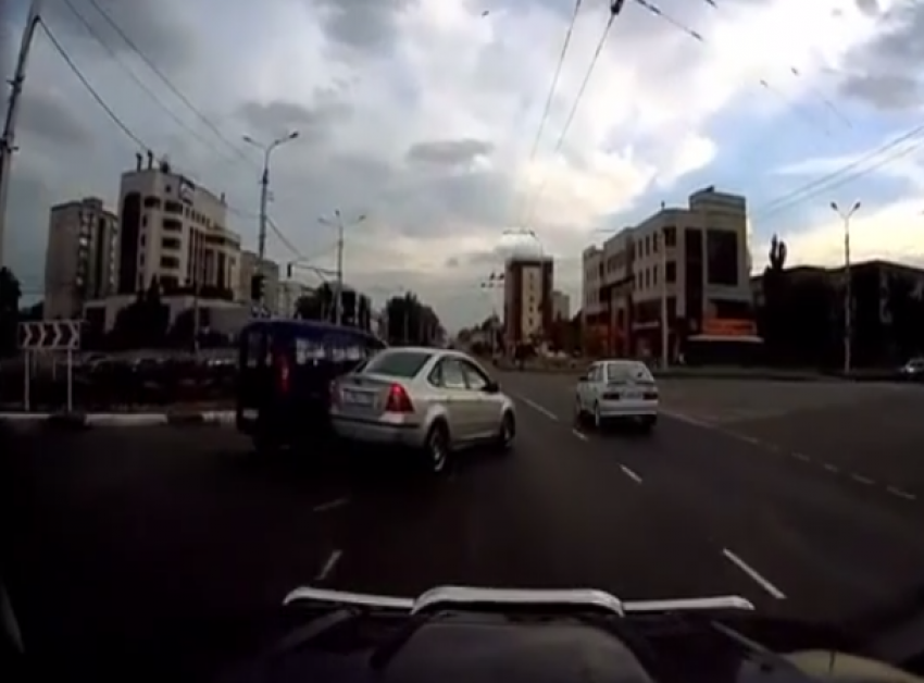 Авария с участием минивена и иномарки в юго-западном районе попала на видео в Ставрополе