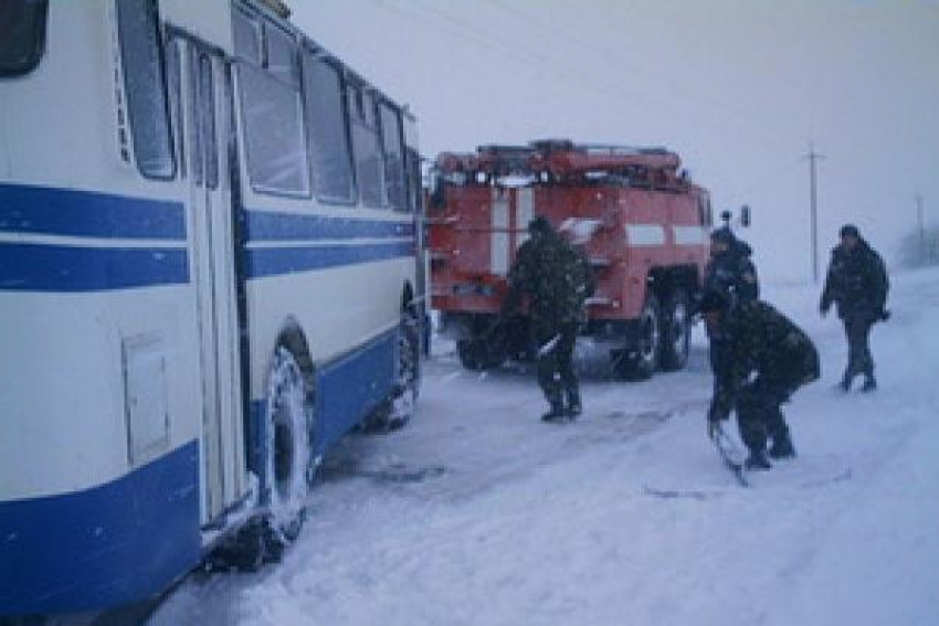 Рейсовый автобус вылетел в кювет на скользкой дороге Ставрополья