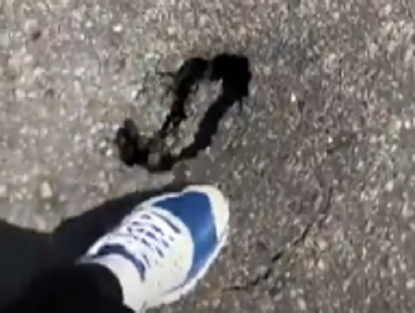 «Суровые ставропольские кроты»: дыра в асфальте на дороге попала на видео 