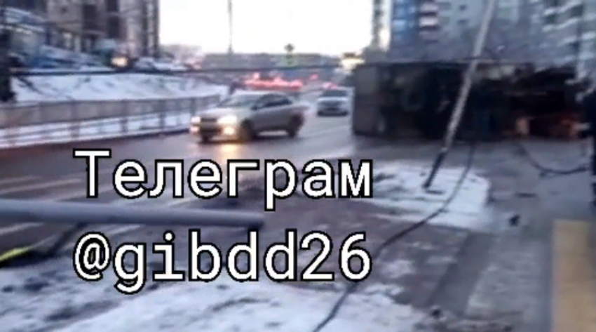 Грузовик порвал линии электропередачи во время ДТП в Ставрополе