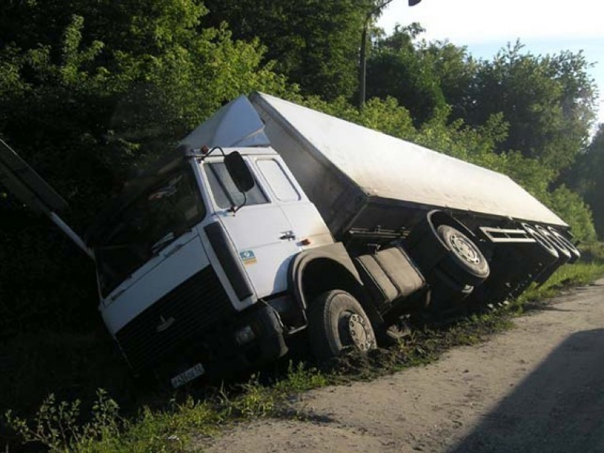Микроавтобус и грузовик столкнулись на Ставрополье