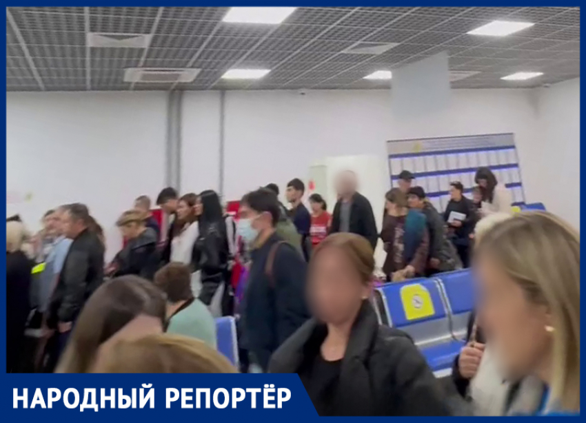 «В очереди около 200 человек»: пассажиры пожаловались на обслуживание старого терминала аэропорта Минвод