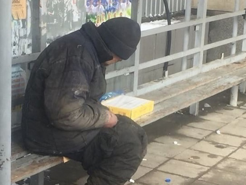 Помочь умирающему на остановке бездомному попросил житель Пятигорска