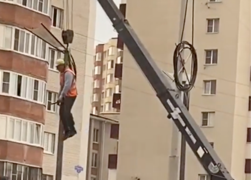 Висельников видели: в Ставрополе подъемный кран прокатил рабочего к фонарному столбу