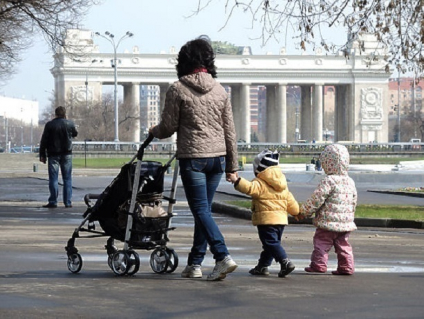 Сколько должны получать семьи за третьего ребенка, рассказали власти Ставрополя