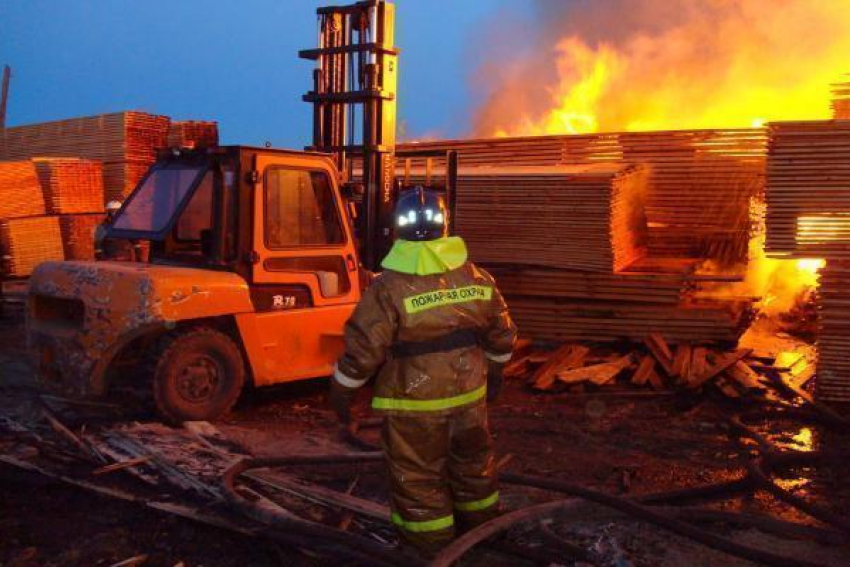 Пожар на складе деревообрабатывающего цеха заметили очевидцы в Ставрополе