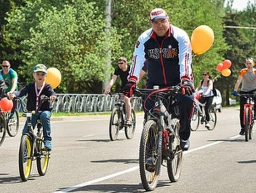 Губернатор Владимиров прокатился на велосипеде со своим сыном и сотней ставропольцев  
