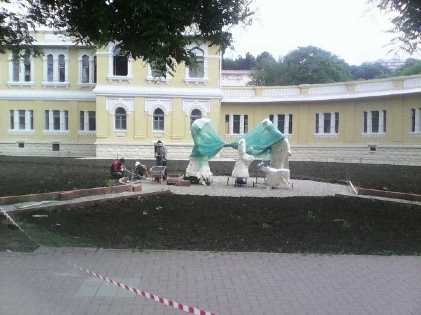 Неуместными посчитали новые скульптуры перед Нарзанными ваннами в Кисловодске