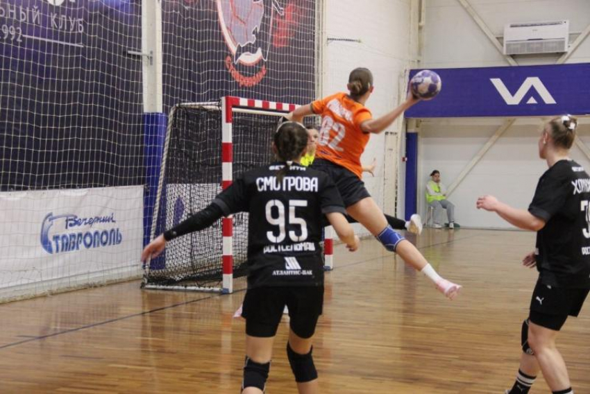 Дерби осталось за гостьями: гандболистки «Ставрополья» потерпели два домашних поражения 