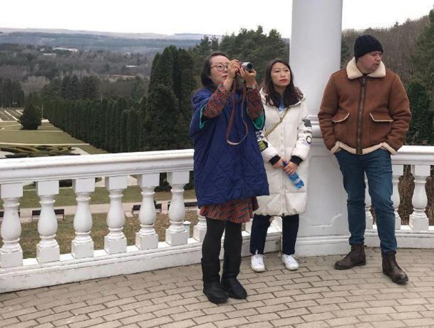 Китайских блогерш покорила Долина роз в Кисловодске