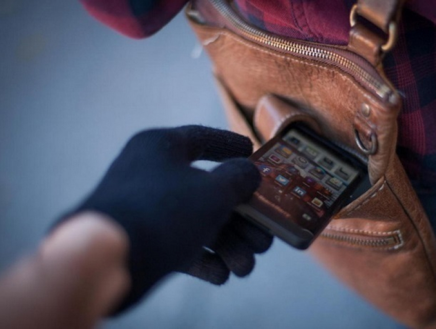 Ставропольчанин украл у 15-летней девочки телефон за 17 тысяч рублей 