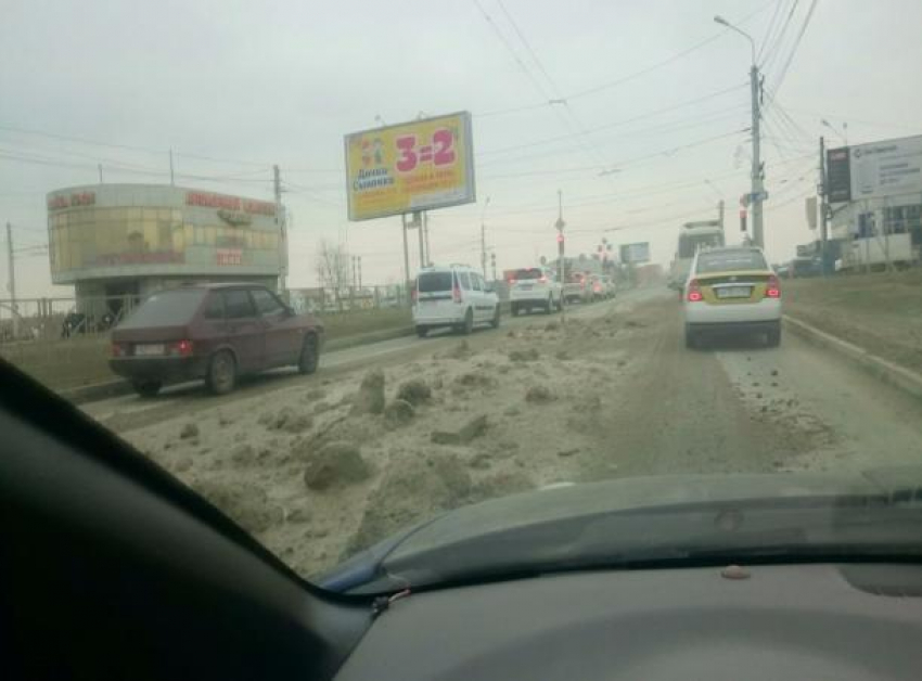 Куски стройматериалов и песок обрушились из самосвала на легковушку в Ставрополе 