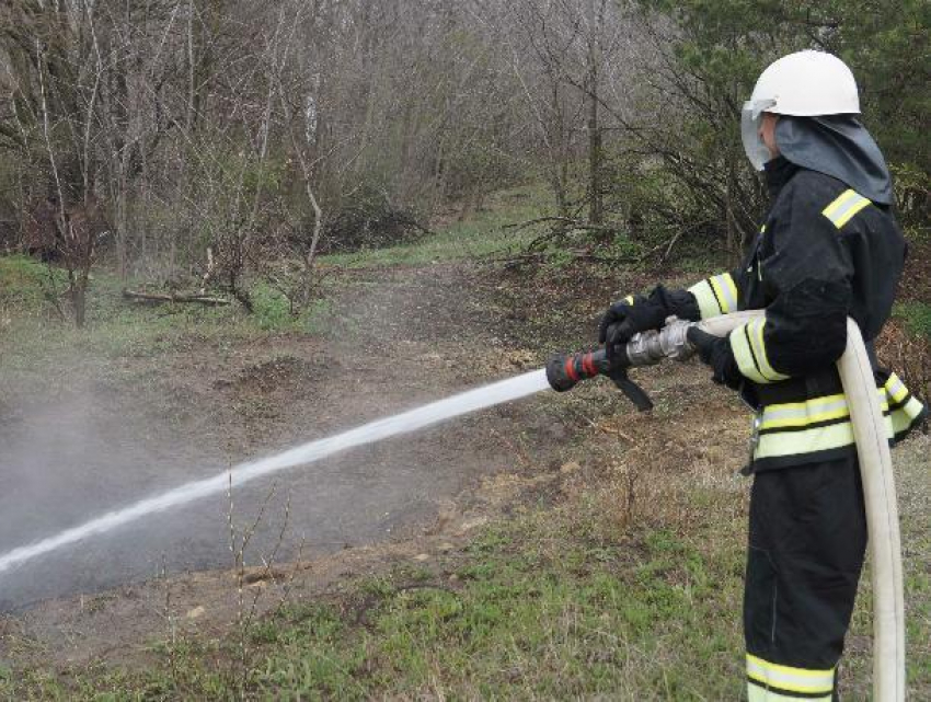 На Ставрополье пожарные потушили 50 гектаров земли