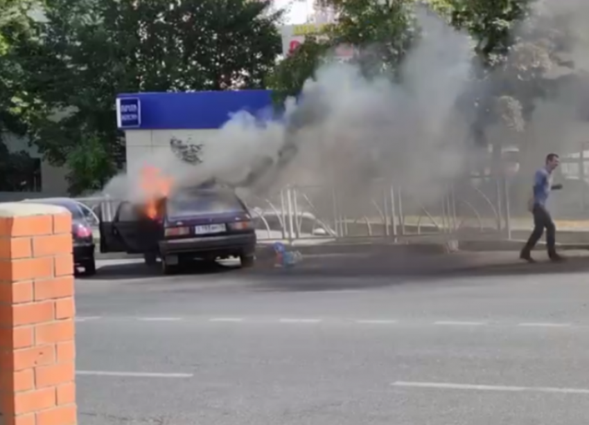 Загоревшийся автомобиль в Ставрополе сняли очевидцы
