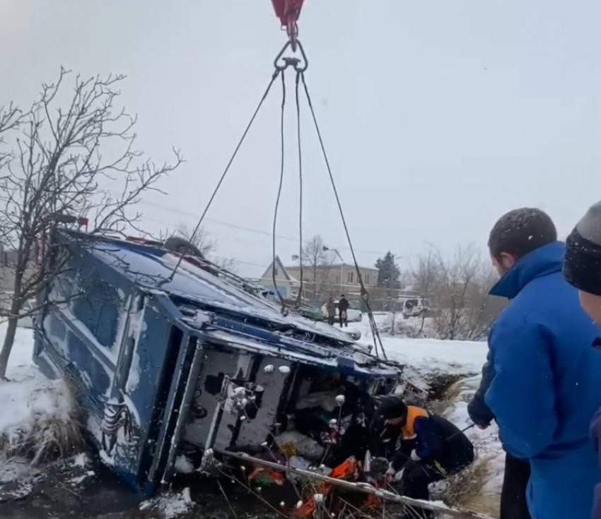 Не мог выбраться из ледяной воды: мусоровозом придавило сотрудника ЖКХ на Ставрополье