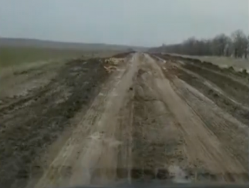 По разбитой дороге невозможно заехать в село на Ставрополье 