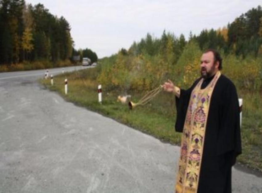 Святой водой окропили аварийно-опасные участки дорог на Ставрополье