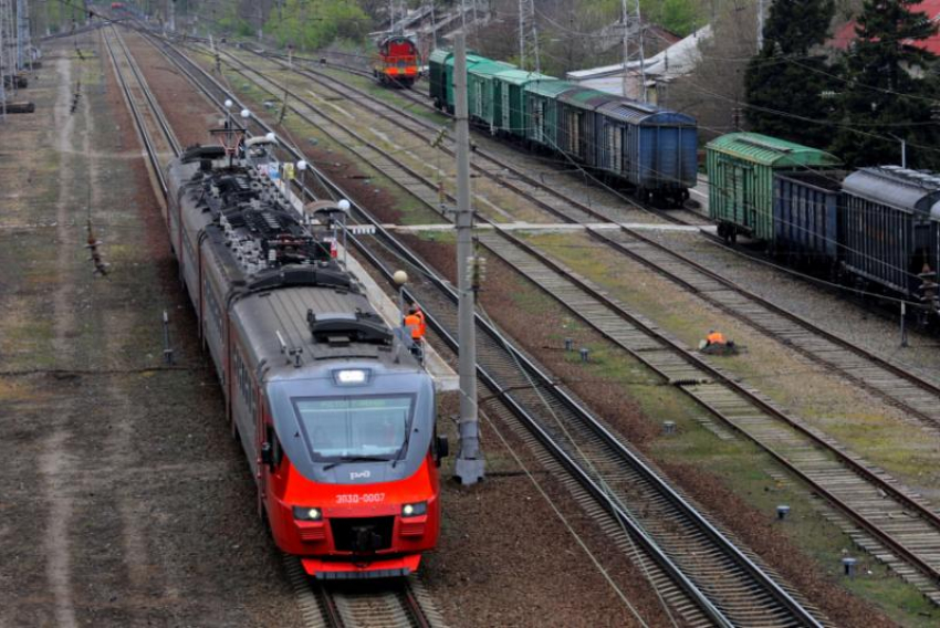 Из-за остановки движения по Крымскому мосту в пути задерживаются два поезда через Кисловодск