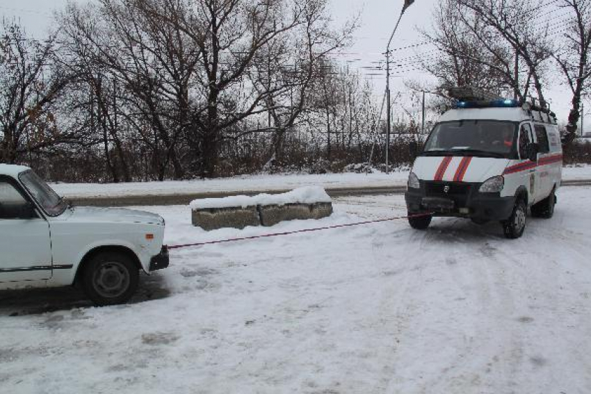 Легковушку эвакуировали из снежного заноса на Ставрополье