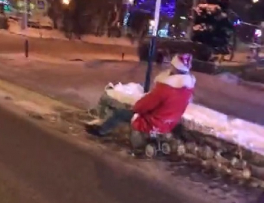 Дед Мороз на трехколесном велосипеде посреди проезжей части рассмешил жителей Ставрополя