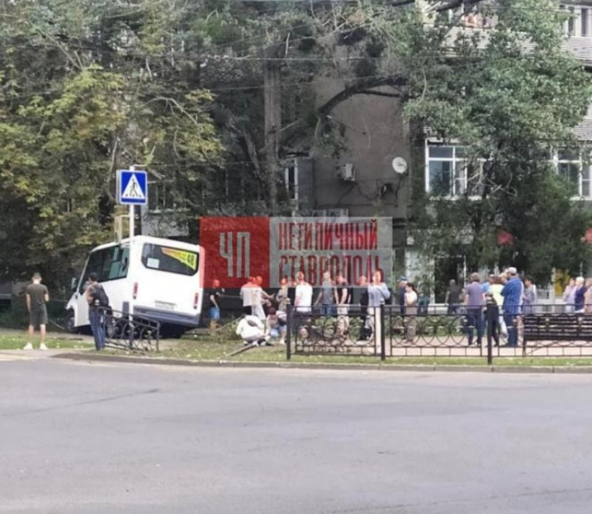 В центре Ставрополя маршрутка врезалась в дерево. Восемь человек пострадали