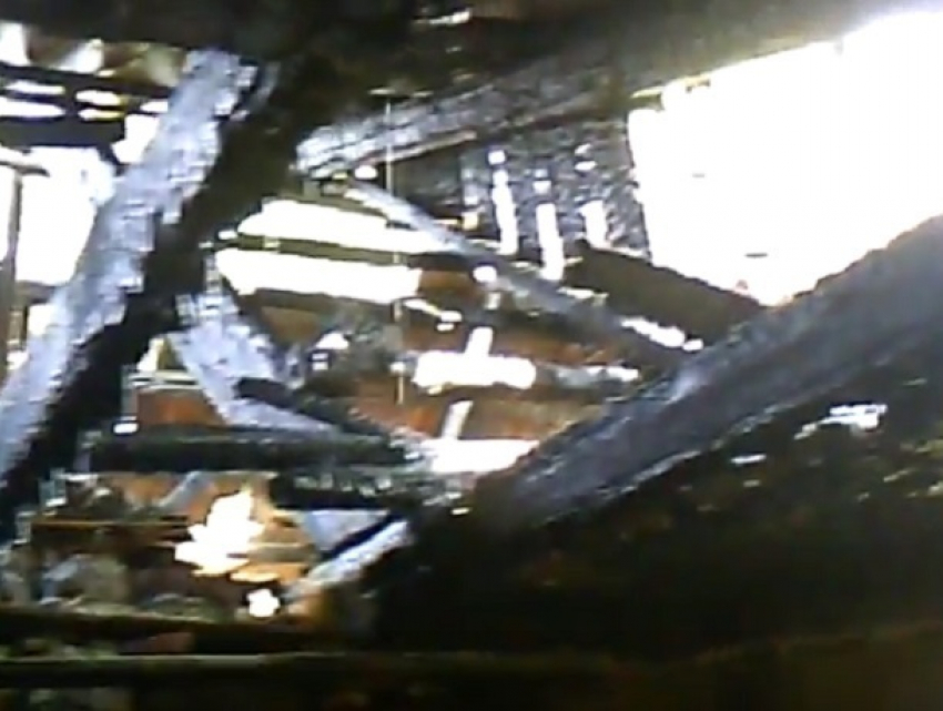 Сильный пожар полностью уничтожил частный дом на Ставрополье