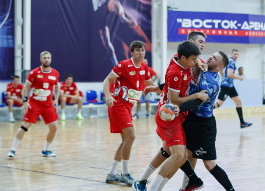 Начали с победы над «Каустиком»: в Ставрополе стартовал гандбольный «Кубок Лаврова»